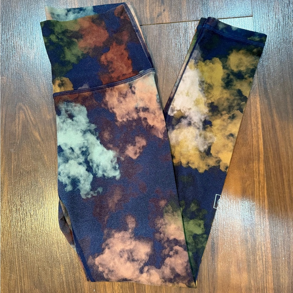 Fleo cloud print leggings, size small